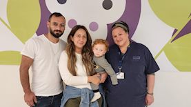 הפעוט, משפחתו והרופא המנתחת, צילום: באדיבות בית החולים "אסותא" אשדוד